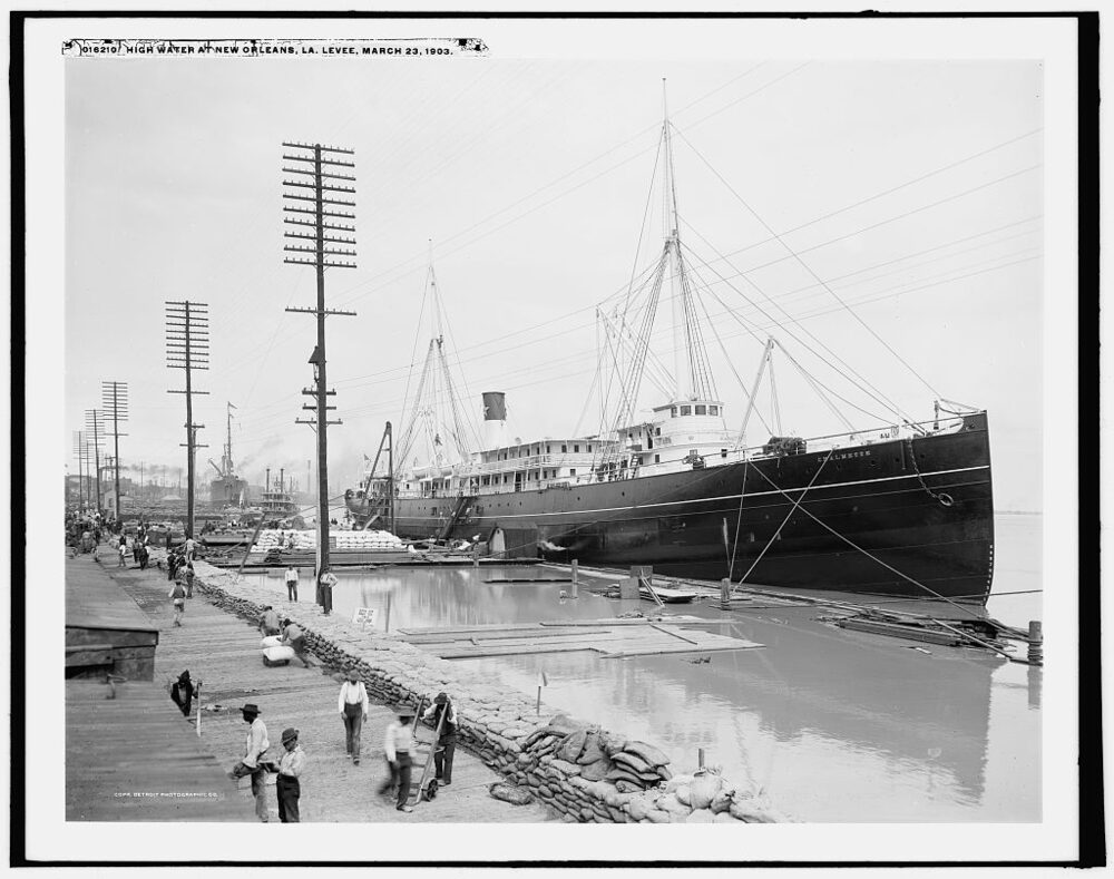 Fotografía en blanco y negro del muelle de Nueva Orleans con vapores amarrados durante una crecida