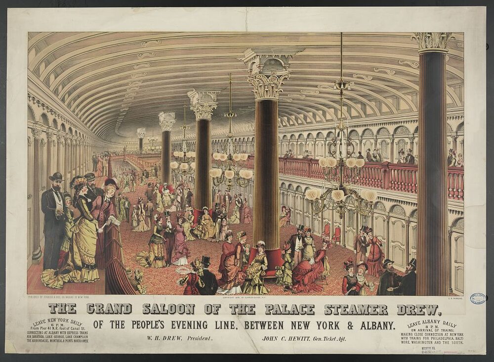 Litografía en color del salón principal de un vapor de pasajeros, con columnas ornamentadas, entrepiso y numerosos pasajeros
